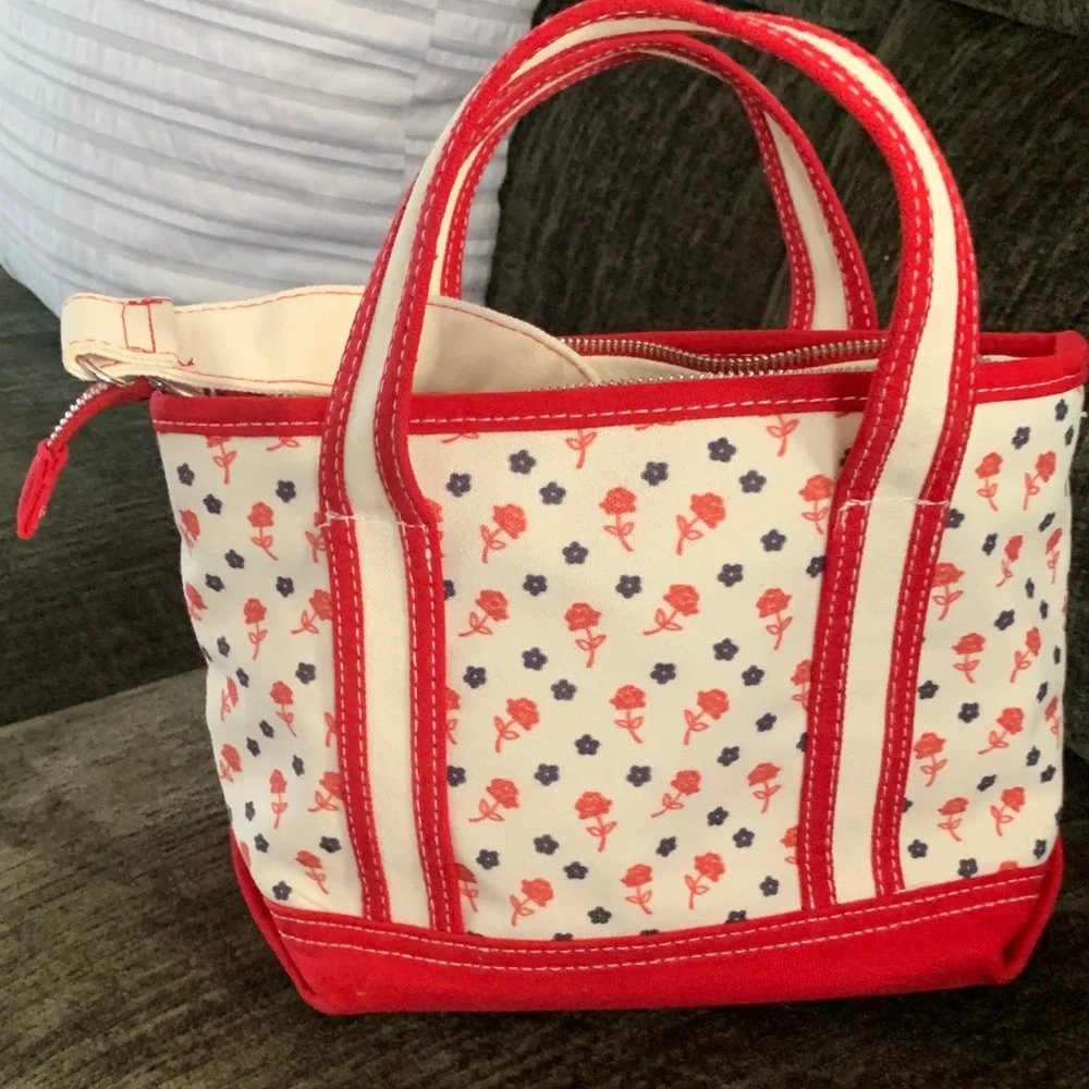 π- EXCLUSIVE! Aeropostale Red and Cream Queen Of Hearts Mini Tote - Picture 11 of 15